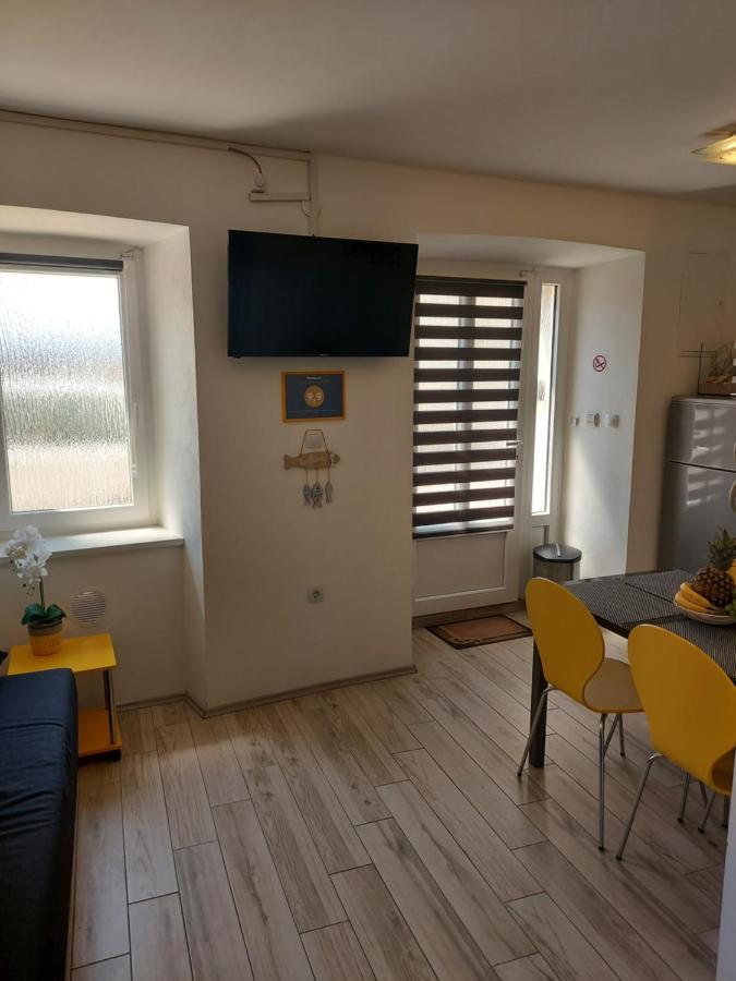 Apartmant Bionda Novi Vinodolski, Cozy And Nice Apartment For 4 People In The City Center Exteriér fotografie