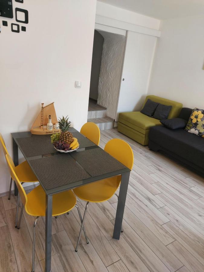 Apartmant Bionda Novi Vinodolski, Cozy And Nice Apartment For 4 People In The City Center Exteriér fotografie