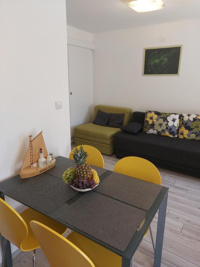 Apartmant Bionda Novi Vinodolski, Cozy And Nice Apartment For 4 People In The City Center Exteriér fotografie