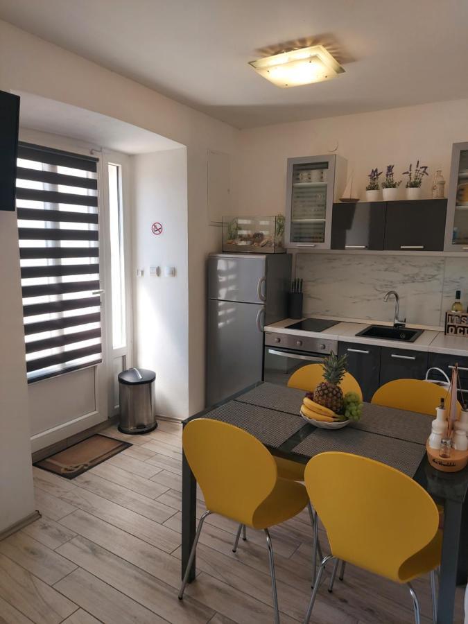 Apartmant Bionda Novi Vinodolski, Cozy And Nice Apartment For 4 People In The City Center Exteriér fotografie