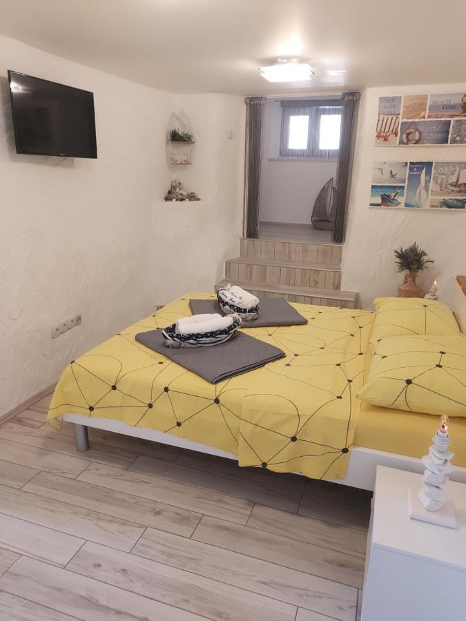 Apartmant Bionda Novi Vinodolski, Cozy And Nice Apartment For 4 People In The City Center Exteriér fotografie