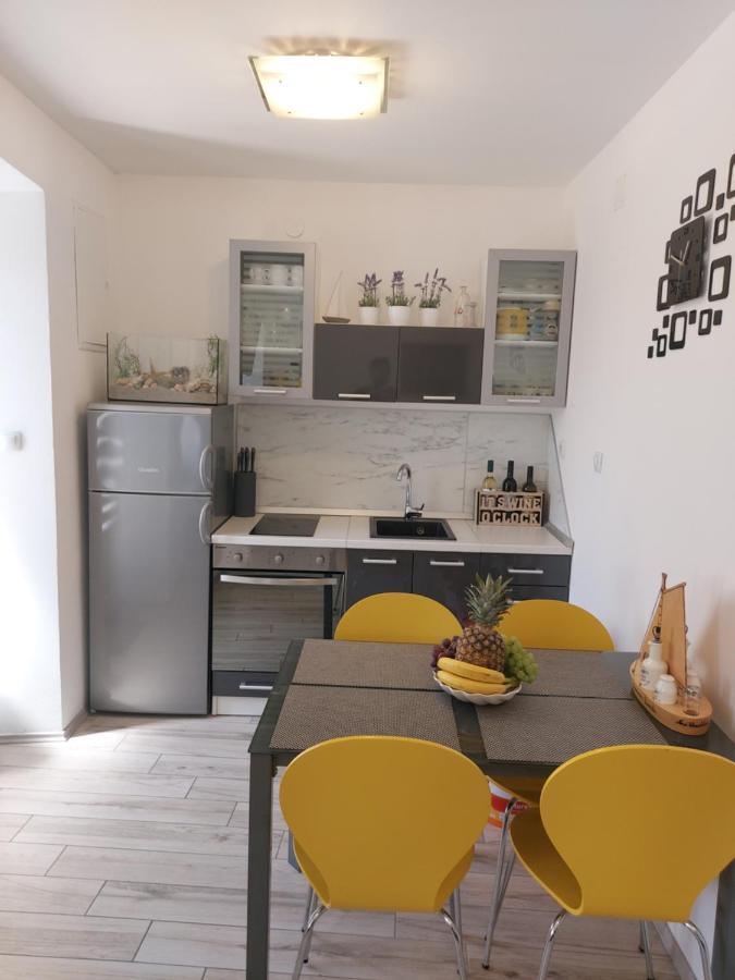 Apartmant Bionda Novi Vinodolski, Cozy And Nice Apartment For 4 People In The City Center Exteriér fotografie