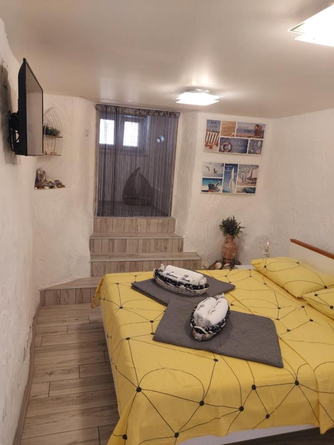 Apartmant Bionda Novi Vinodolski, Cozy And Nice Apartment For 4 People In The City Center Exteriér fotografie