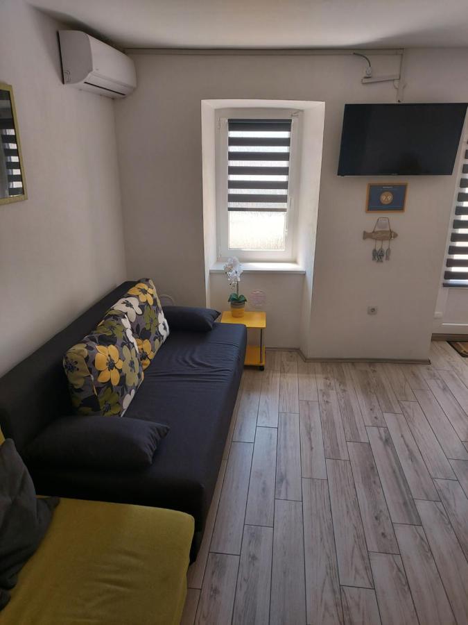 Apartmant Bionda Novi Vinodolski, Cozy And Nice Apartment For 4 People In The City Center Exteriér fotografie