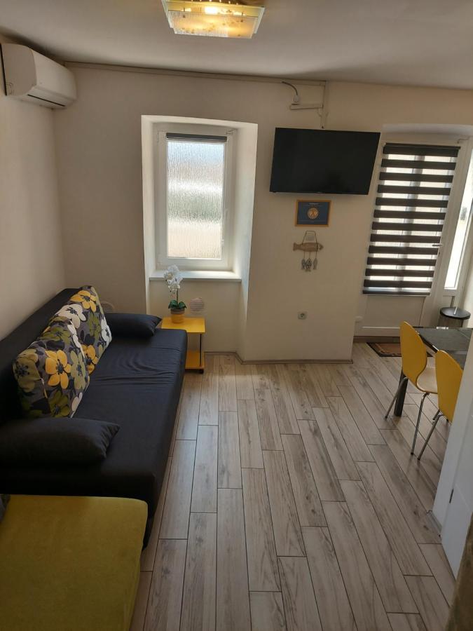 Apartmant Bionda Novi Vinodolski, Cozy And Nice Apartment For 4 People In The City Center Exteriér fotografie