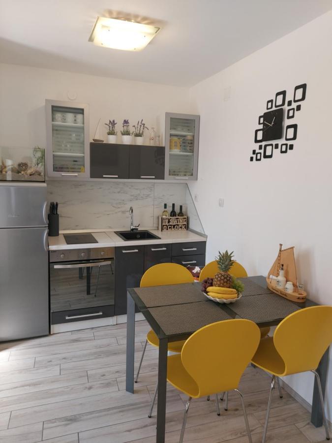 Apartmant Bionda Novi Vinodolski, Cozy And Nice Apartment For 4 People In The City Center Exteriér fotografie