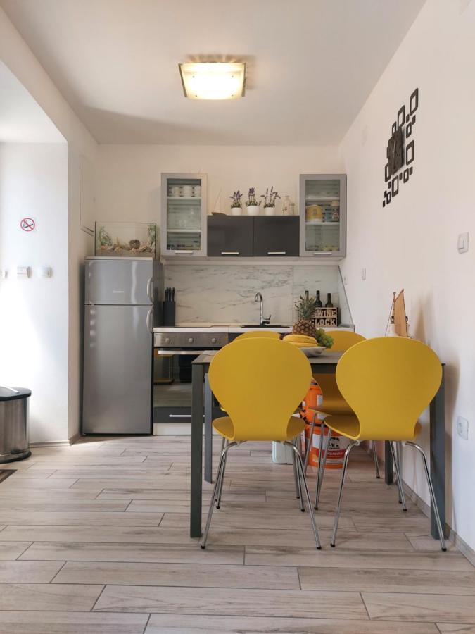 Apartmant Bionda Novi Vinodolski, Cozy And Nice Apartment For 4 People In The City Center Exteriér fotografie