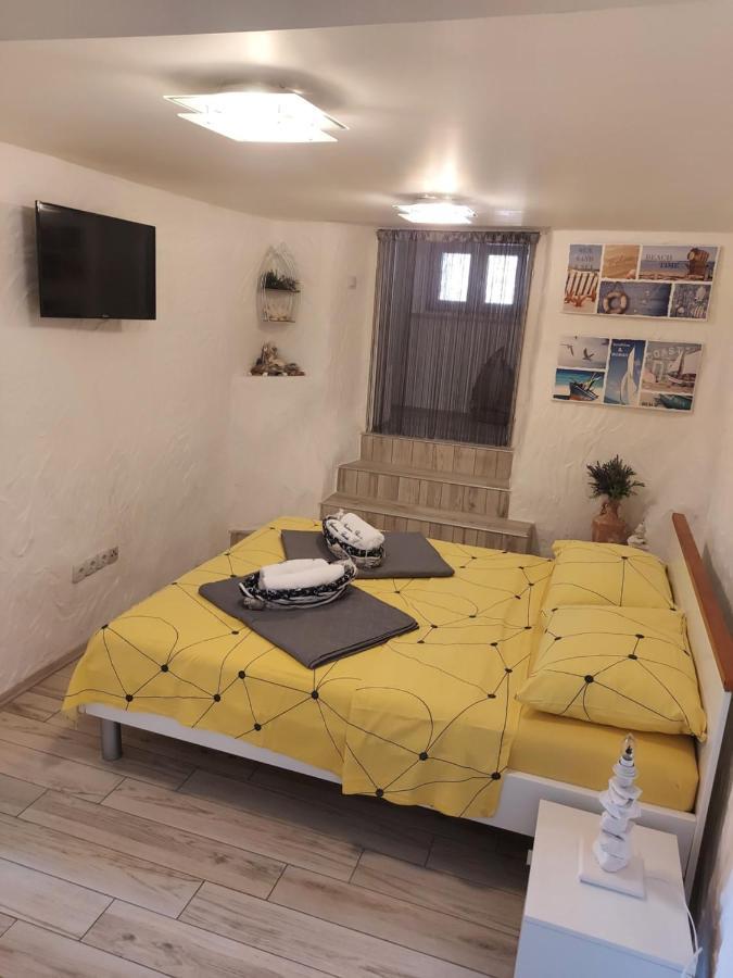 Apartmant Bionda Novi Vinodolski, Cozy And Nice Apartment For 4 People In The City Center Exteriér fotografie