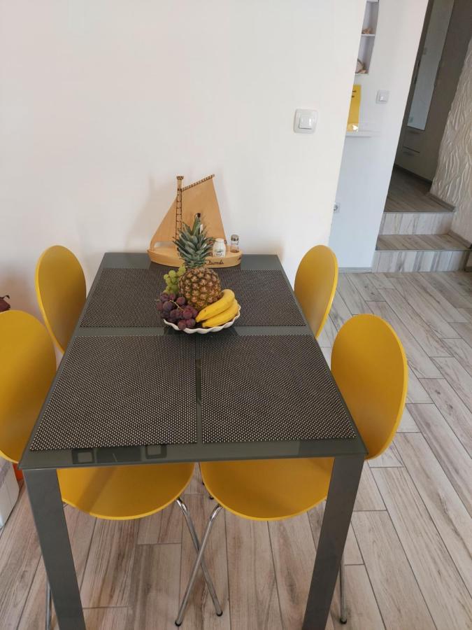 Apartmant Bionda Novi Vinodolski, Cozy And Nice Apartment For 4 People In The City Center Exteriér fotografie