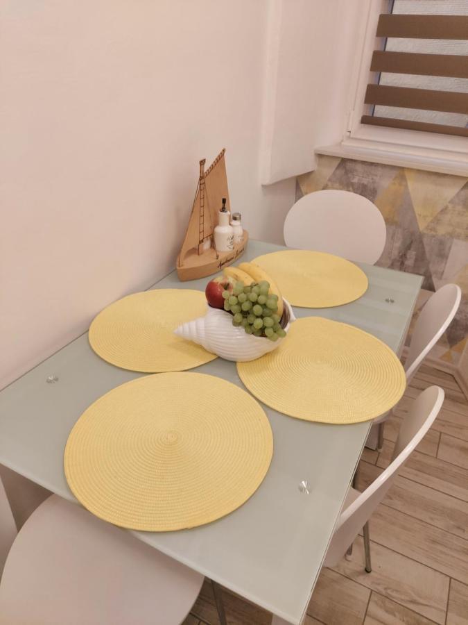 Apartmant Bionda Novi Vinodolski, Cozy And Nice Apartment For 4 People In The City Center Exteriér fotografie