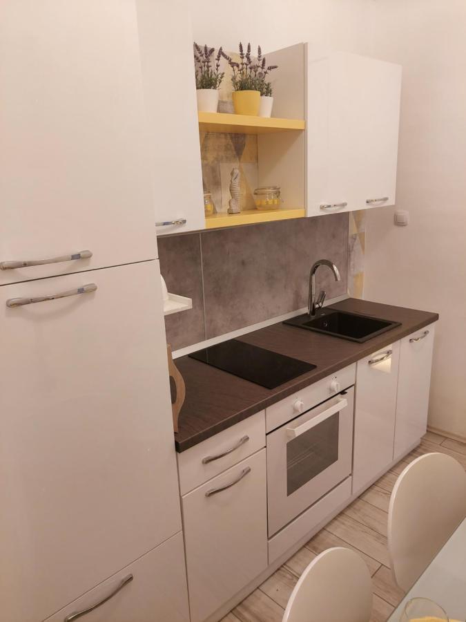 Apartmant Bionda Novi Vinodolski, Cozy And Nice Apartment For 4 People In The City Center Exteriér fotografie